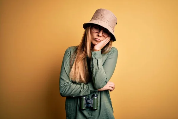 Mulher Exploradora Loira Bonita Com Olhos Azuis Usando Chapéu Óculos — Fotografia de Stock