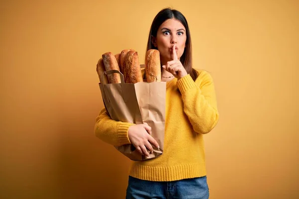 Joven Mujer Hermosa Sosteniendo Una Bolsa Pan Fresco Saludable Sobre —  Fotos de Stock