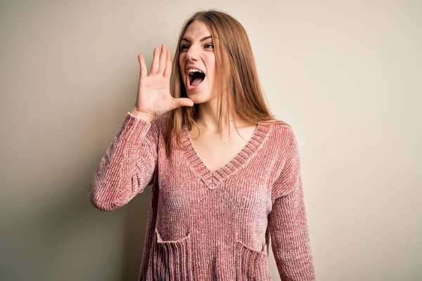 Jovem Mulher Ruiva Bonita Vestindo Suéter Casual Rosa Sobre Fundo — Fotografia de Stock