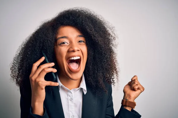 Young African American Business Woman Afro Hair Calling Using Smartphone — Stockfoto
