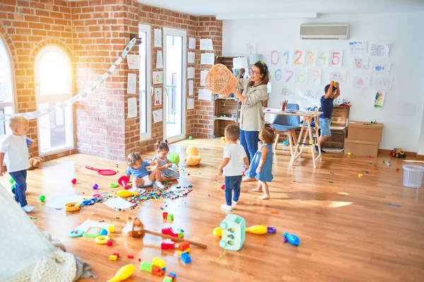 Schöne Lehrerin Und Kleinkindgruppe Spielen Kindergarten Viel Spielzeug — Stockfoto