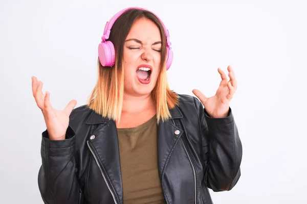 Jovem Mulher Bonita Ouvindo Música Usando Fones Ouvido Sobre Fundo — Fotografia de Stock