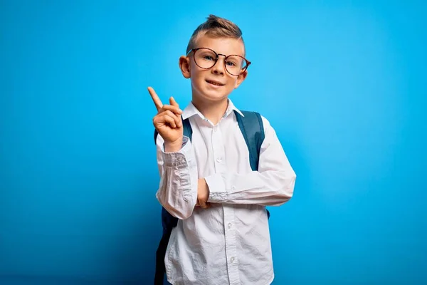 Młody Biały Uczeń Ubrany Inteligentne Okulary Torbę Szkolną Niebieskim Tle — Zdjęcie stockowe