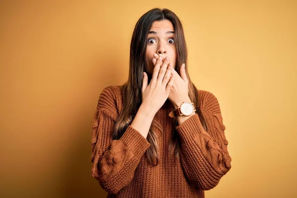 Menina Bonita Nova Vestindo Camisola Casual Sobre Fundo Amarelo Isolado — Fotografia de Stock