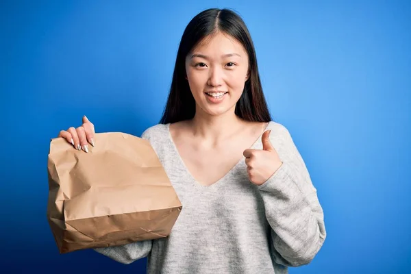 Ung Asiatisk Kvinna Som Håller Leverans Papperspåse För Hämtmat Över — Stockfoto