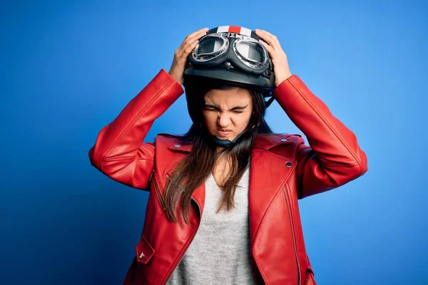 Young Beautiful Brunette Motorcycliste Woman Wearing Motorcycle Helmet Jacket Suffering — Stockfoto