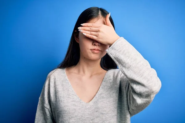 Junge Schöne Asiatische Frau Lässigem Pullover Der Über Blauem Isoliertem — Stockfoto