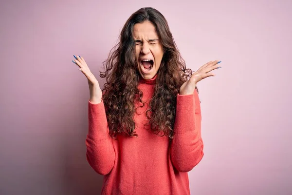 Jeune Belle Femme Aux Cheveux Bouclés Portant Pull Col Roulé — Photo