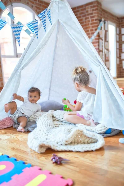 Lindas Crianças Brincando Dentro Tipi Sobre Cobertor Torno Lotes Brinquedos — Fotografia de Stock