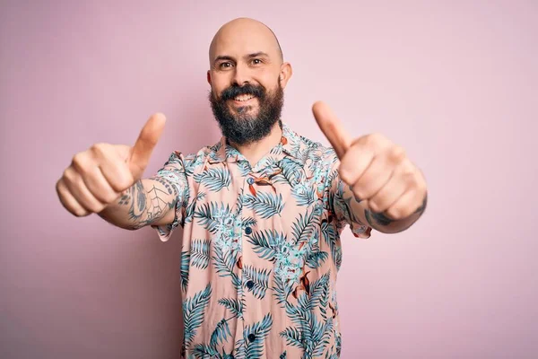 Bell Uomo Calvo Con Barba Tatuaggio Che Indossa Una Camicia — Foto Stock