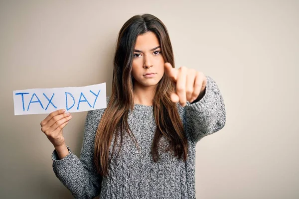 Jong Mooi Meisje Holding Papier Met Fiscale Dag Bericht Staan — Stockfoto