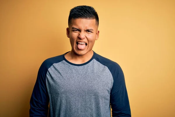 Ung Stilig Latinamerikansk Man Bär Casual Shirt Stående Över Gul — Stockfoto