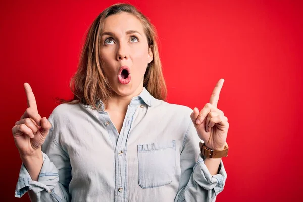 Joven Hermosa Mujer Rubia Con Camisa Vaquera Casual Sobre Fondo — Foto de Stock