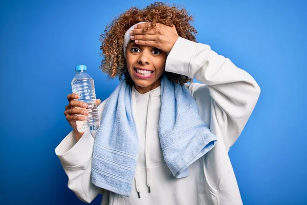 Junge Afrikanisch Amerikanische Sportlerin Die Mit Handtuch Eine Flasche Wasser — Stockfoto