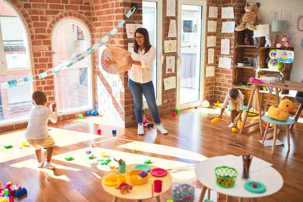 Mooie Leraar Peuters Die Basketbal Spelen Met Ballen Rieten Mandje — Stockfoto