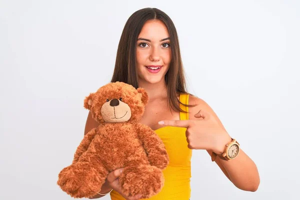 Joven Hermosa Chica Sosteniendo Lindo Oso Peluche Pie Sobre Fondo —  Fotos de Stock