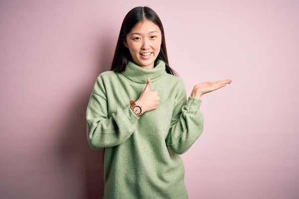 Jovem Bela Mulher Asiática Vestindo Camisola Inverno Verde Sobre Rosa — Fotografia de Stock