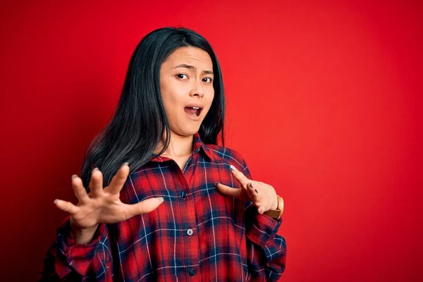 Genç Güzel Çinli Kadın Izole Edilmiş Kırmızı Arka Plan Üzerine — Stok fotoğraf