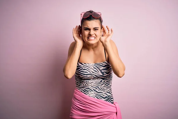 Mladá Krásná Brunetka Dovolené Plavkách Přes Růžové Pozadí Snaží Slyšet — Stock fotografie