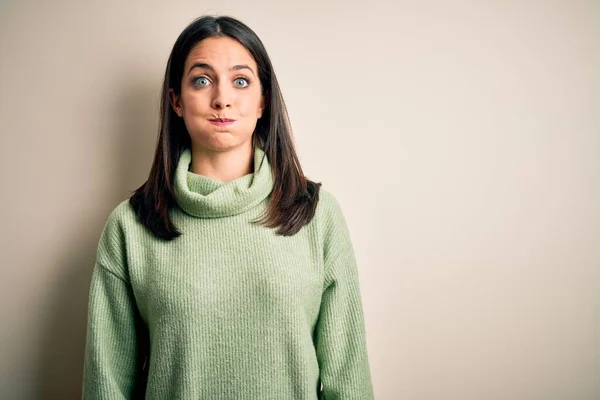 Mulher Morena Jovem Com Olhos Azuis Vestindo Camisola Gola Alta — Fotografia de Stock