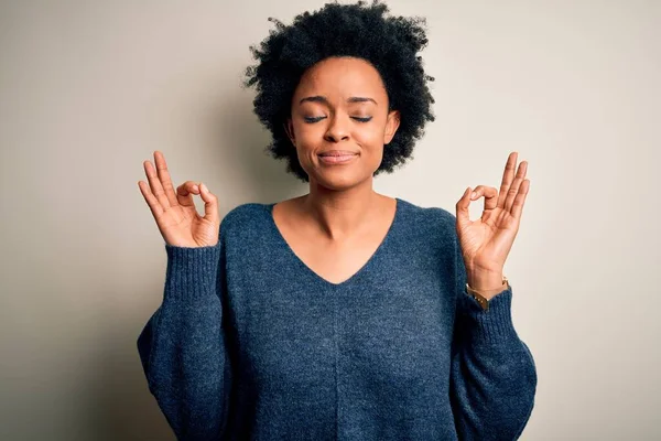 Joven Mujer Afro Afroamericana Hermosa Con Pelo Rizado Usando Suéter — Foto de Stock