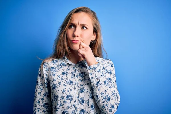 Jovem Mulher Loira Bonita Vestindo Camisa Casual Sobre Fundo Azul — Fotografia de Stock