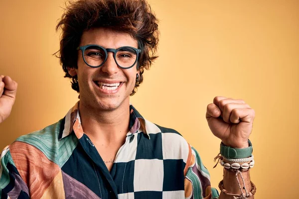 Młody Człowiek Wakacjach Kolorowych Koszulkach Okularach Odizolowanym Żółtym Tle Świętując — Zdjęcie stockowe