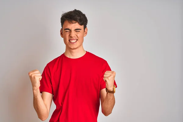 Menino Adolescente Vestindo Camiseta Vermelha Sobre Fundo Isolado Branco Muito — Fotografia de Stock