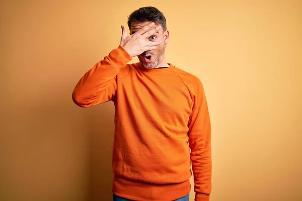 Giovane Bell Uomo Indossa Arancione Maglione Casual Piedi Sopra Isolato — Foto Stock