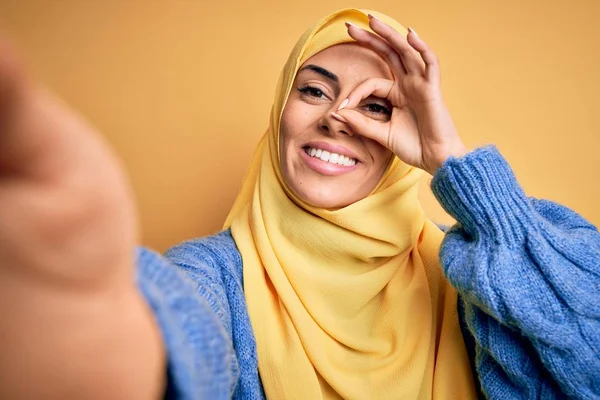 Jovem Bela Morena Árabe Mulher Vestindo Islâmico Hijab Fazer Selfie — Fotografia de Stock