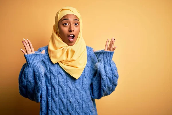 Giovane Afro Donna Afro Americana Indossa Hijab Musulmano Sfondo Giallo — Foto Stock