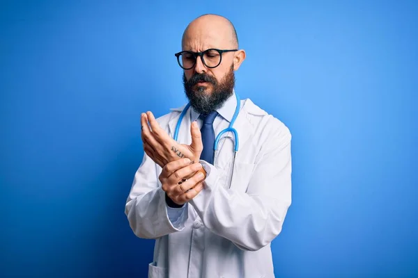 Bello Uomo Medico Calvo Con Barba Indossando Occhiali Stetoscopio Sfondo — Foto Stock