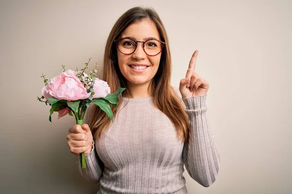 Fiatal Szőke Kezében Gyönyörű Romantikus Virágcsokor Felett Elszigetelt Háttér Meglepett — Stock Fotó