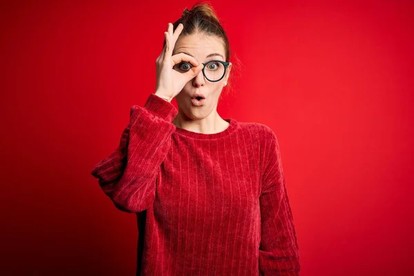 Junge Schöne Rothaarige Frau Lässigem Pullover Über Isoliertem Rotem Hintergrund — Stockfoto