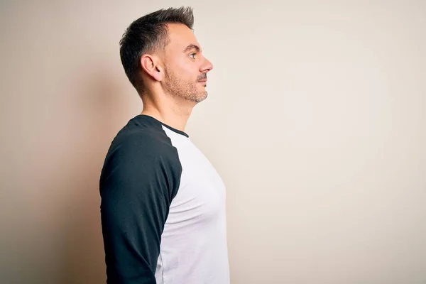 Jovem Homem Bonito Vestindo Shirt Casual Sobre Fundo Branco Isolado — Fotografia de Stock