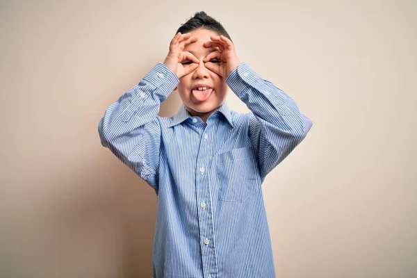 Niño Pequeño Con Una Camisa Elegante Pie Sobre Fondo Aislado —  Fotos de Stock