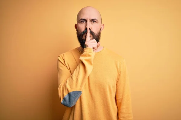 Bonito Homem Careca Com Barba Vestindo Camisola Casual Sobre Fundo — Fotografia de Stock