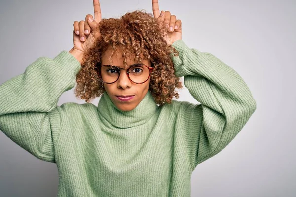 Jong Mooi Afrikaans Amerikaans Vrouw Dragen Coltrui Bril Doen Grappig — Stockfoto