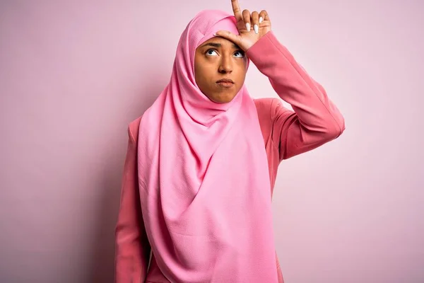 Jovem Afro Americana Afro Mulher Vestindo Hijab Muçulmano Sobre Fundo — Fotografia de Stock