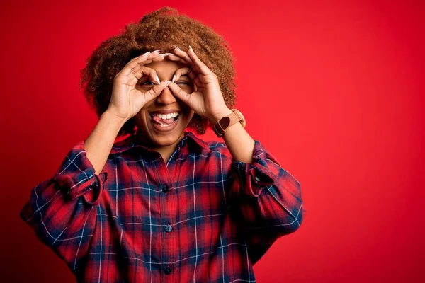 Ung Vacker Afroamerikansk Afro Kvinna Med Lockigt Hår Bär Casual — Stockfoto