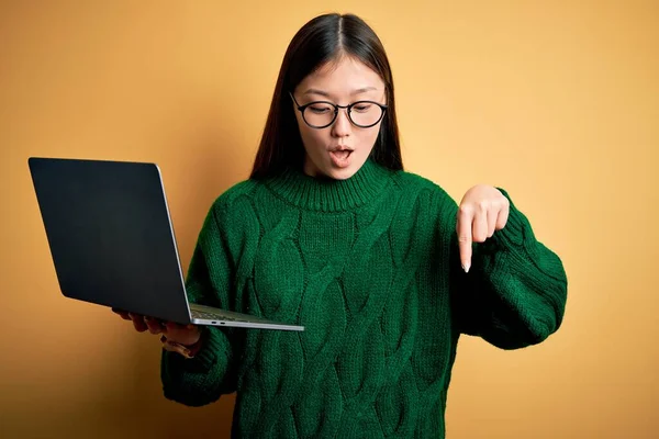 Joven Mujer Negocios Asiática Usando Gafas Trabajando Usando Computadora Portátil —  Fotos de Stock