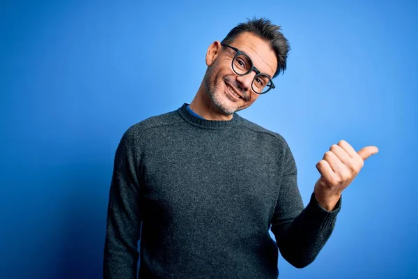 Joven Hombre Guapo Con Suéter Casual Gafas Pie Sobre Fondo —  Fotos de Stock