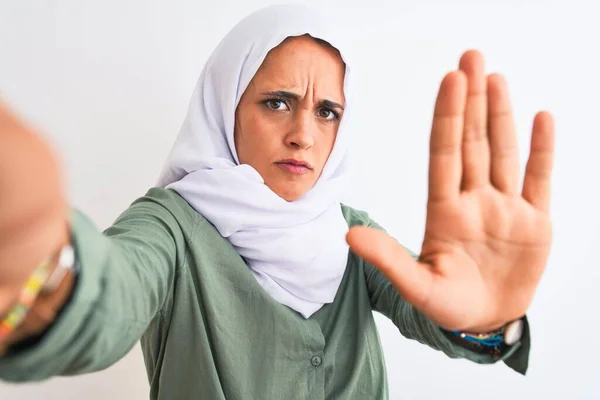 Молодая Арабская Женщина Хиджабе Делающая Селфи Изолированном Фоне Открытой Рукой — стоковое фото
