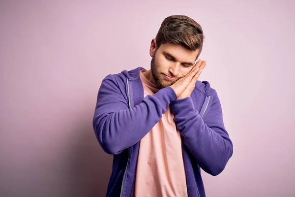 Jonge Blonde Man Met Baard Blauwe Ogen Dragen Paarse Sweatshirt — Stockfoto