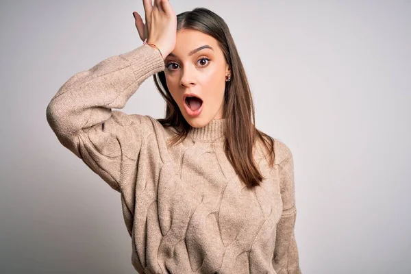 Jonge Mooie Brunette Vrouw Dragen Casual Trui Staan Witte Achtergrond — Stockfoto