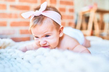 Evdeki battaniyenin üzerine uzanmış sevimli bir bebek. Yeni doğmuş bebek rahatlıyor ve dinleniyor.