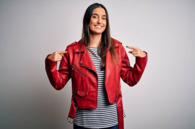 Genç, güzel, esmer, sıradan çizgili tişört ve kırmızı ceket giyen, kendine güvenen, kendini gururlu ve mutlu gösteren bir kadın..