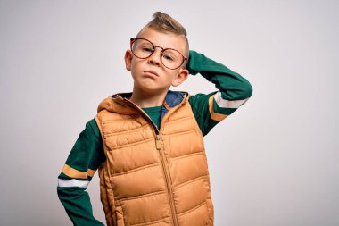 Mavi gözlü, kışlık paltolu ve gözlüklü küçük beyaz bir çocuk soru sorup kafasını karıştırıyor. Şüpheyle kararsız, kafa kafaya düşünerek. Düşünceli kavram.