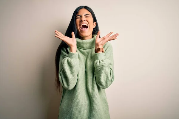 Joven Mujer Hispana Hermosa Vistiendo Suéter Verde Invierno Sobre Fondo — Foto de Stock