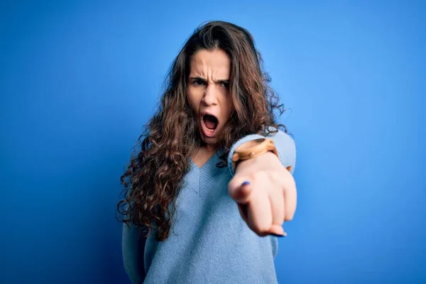 Jeune Belle Femme Aux Cheveux Bouclés Portant Pull Décontracté Bleu — Photo